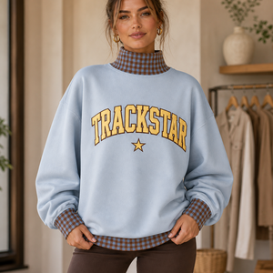 Sudadera de cuello alto para mujer en azul polvo con ribete de guinga marrón, aplique dorado estilo universitario y borde bordado Trackstar OEM. - Product Image 1