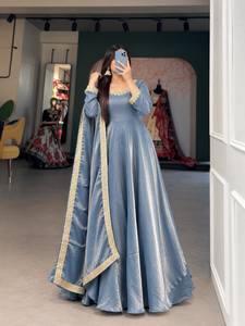 ชุดเดรส Anarkali ผ้าไหมซาตินสีเขียวแบบใหม่ พร้อมผ้าคลุมไหล่ปักลายอย่างดี สไตล์อินเดีย-ปากีสถาน เหมาะสำหรับงานปาร์ตี้ งานแต่งงาน ชุดสำหรับผู้หญิง - Product Image 4