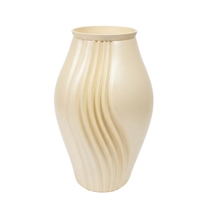 Urne funéraire moderne en aluminium ivoire avec des lignes ondulées verticales sculpturales, récipient commémoratif décoratif pour les cendres humaines d'un adulte - Product Image 1
