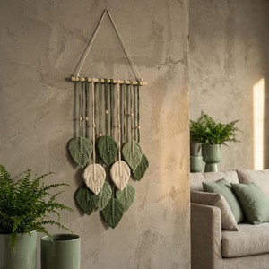 Elegante decoración de pared de macramé estilo boho que complementa alfombras tejidas, decoración en tonos tierra y mantas de tonos neutros en áreas de estar. - Product Image 4