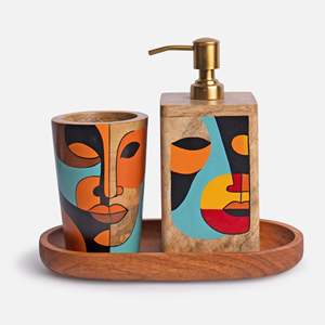 Juego de baño moderno de madera con dispensador de jabón y vaso con diseño de rostro abstracto sobre bandeja - Product Image 1