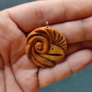 Colgante de Madera Tallado a Mano con Diseño de Pájaro en Espiral, Accesorio de Joyería Artesanal de Madera Natural - Product Image 5