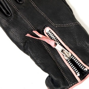 Guante de trabajo de cuero negro de alta calidad con cremallera y costuras rosas, diseñado para una protección duradera y una apariencia elegante. - Product Image 6