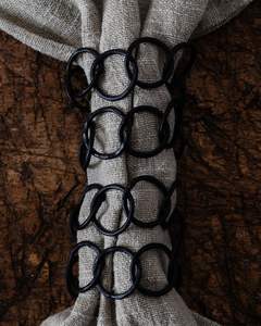 Anillo para Servilletas de Metal Estilo Antiguo con Acabado Vintage para una Decoración Clásica de Mesa en Cenas Familiares - Product Image 4