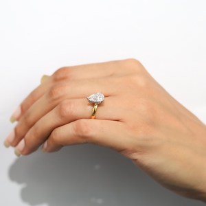 Bagues de fiançailles, de mariage et d'anniversaire classiques en or blanc 18 carats de haute qualité, sur mesure, avec diamant de laboratoire VVS E taille poire, cadeau idéal pour les fêtes - Product Image 4