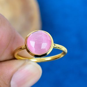 Bague artisanale en quartz rose naturel Monalisa de forme ronde, plaqué or 18 carats sur argent sterling 925 - Product Image 2