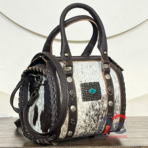 กระเป๋าหนังวัวแท้สไตล์ตะวันตกทำมือ รุ่นมินิสปีดดี้ ประดับหมุดและคอนโชสีเทอร์ควอยซ์ กระเป๋าถือวินเทจพรีเมียมสำหรับผู้หญิง - Product Image 1