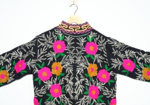 เสื้อแจ็คเก็ตบอมเบอร์ผู้หญิงสีดำลายดอกไม้ปักลาย TNT ผ้าฝ้าย 100% เป็นมิตรกับสิ่งแวดล้อม ทำมือ สไตล์โบโฮ เอธนิค สำหรับฤดูใบไม้ร่วง เหมาะกับทุกเทศกาล - Product Image 6