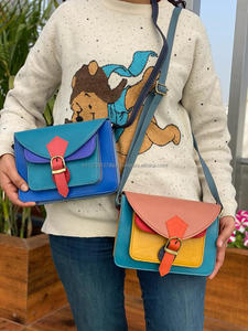 Piccola borsa a tracolla in pelle riciclata con borsa Color arcobaleno elegante e unica da donna con tracolla sostenibile - Product Image 4