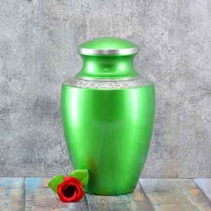 Urne funéraire internationale Falah, métal premium vert clair, gravée à la main, fabriquée selon des standards de haute qualité, urne funéraire élégante. - Product Image 1