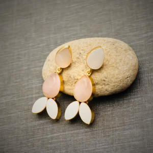 ต่างหูทรงหยดน้ำดีไซน์พิเศษ – โรสควอตซ์และมุกประดับด้วยทองคำ 18k - ของขวัญสำหรับเธอ - Product Image 6