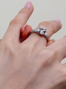 แหวนเพชร VVS ขนาด 1.00 กะรัต รับรองโดย IGI เพชรทรงกลมเพาะเลี้ยงในห้องปฏิบัติการ แหวนหมั้นเพชรสามเม็ด ทอง 18K/14K/10K  แบบกำหนดน้ำหนักได้ - Product Image 5