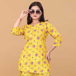 ชุดเซ็ตผู้หญิงลายพิมพ์สีเหลืองสวยหรู ผ้าโพลีเรยอน คอทรงกลม ชุดสองชิ้น สวมใส่สบายๆ ทรงหลวม ชุดกางเกงลำลองสำหรับผู้หญิง - Product Image 1