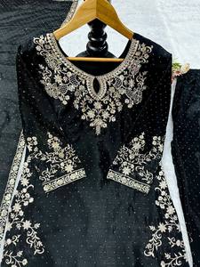 Ensemble de costume ethnique traditionnel en soie Chinon pour femme grande taille, brodé, avec Kurta entièrement cousue, Palazzo et Dupatta orné de motifs Moti - Product Image 4