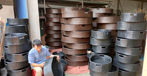 Plateau flottant en rotin avec motif de tressage naturel, idéal pour les piscines de complexes hôteliers, les zones de spa et la décoration. - Product Image 2