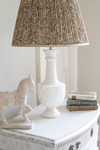 Lampe décorative Art Déco haut de gamme personnalisable en os incrusté, faite à la main, pour chambre, salon, bureau, hôtel - Utilisation sur table - Product Image 3