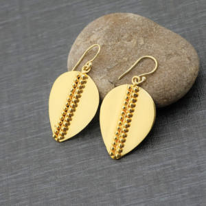 Boucles d'oreilles élégantes plaquées or 18 carats avec détails perlés |   Grandes boucles d'oreilles en forme de goutte d'eau - Product Image 4