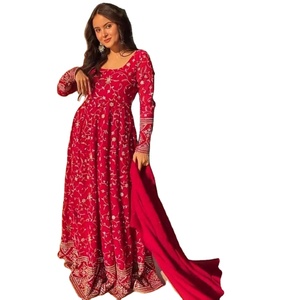 ชุดสلوارคามีซแบบดั้งเดิมของอินเดียคุณภาพสูง ปักด้วยด้ายเลื่อมหนัก 9 มม. ผ้าไมโครคอตตอน เหมาะสำหรับงานปาร์ตี้ - Product Image 1