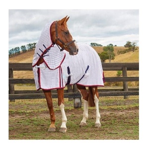 Couverture d'extérieur pour cheval en tissu Oxford Ripstop imperméable, motif à carreaux blancs avec bordure rouge, rabat de queue moyen, 2 sangles de fixation, pour l'équitation toutes saisons - Product Image 1