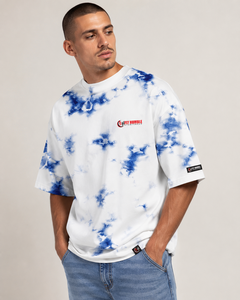 เสื้อยืดแขนสั้นผู้ชาย Fly Humble ทรงปกติ คอกลม ผ้าเจอร์ซีย์คอตตอน สีขาว-น้ำเงิน โลโก้ด้านหน้า แห้งเร็ว เป็นมิตรกับสิ่งแวดล้อม - Product Image 3