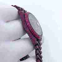 Montre de luxe pour femme en quartz rose moissanite, boîtier rond, cadran analogique, bracelet entièrement serti de pierres