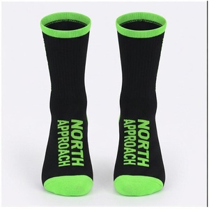 Chaussettes de sport respirantes bleues à motif géométrique pour adultes – Collection Printemps - Product Image 1