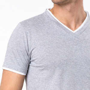 Camiseta de cuello en V gris claro para hombre con ribete en contraste blanco, de alta demanda |   Camiseta Básica Casual de Manga Corta - Product Image 3
