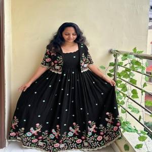 Robe de soirée VASTRA COTTAGE en soie Vichitra noire brodée avec veste amovible, entièrement doublée, tenue de fête pour femmes - Product Image 1