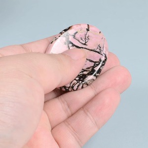Piedra de Cuarzo Rosa Ovalada Pulida, Gema Natural Rosa con Vetas Negras para Meditación - Product Image 1