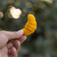 Ornement en feutre de laine en forme de croissant, fait main, jouet alimentaire d'imitation, guirlande en feutre, décoration de boulangerie, cadeau pour enfant, feutre et fil, vente en gros NP