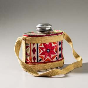 Bouteille d'eau rectangulaire traditionnelle indienne en zinc avec housse en tissu brodé, bandoulière, design ethnique fait main, réutilisable, en métal - Product Image 1