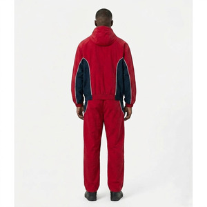 Survêtement Homme Rouge Bourgogne Bicolore 2025 avec Logo Personnalisé, Veste Coupe-Vent Y2K Vintage en Nylon Color Block et Pantalon Ample - Product Image 4