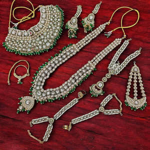 Ensemble de mariée en or et rhodium plaqué avec pierres Kundan et perles - COMBO 82 GREEN de qualité supérieure, comprenant une bague - Product Image 1