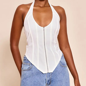 Top corsé moldeador blanco personalizado para mujer con cuello halter, cremallera frontal, sin mangas y bajo asimétrico, estilo casual y a la moda. - Product Image 3
