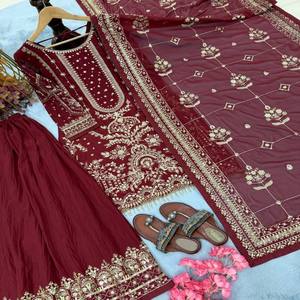 Conjunto Étnico para Mujer VASTRA COTTAGE, Top Completamente Cosido con Pantalones Plazo y Dupatta de Georgette Sintético con Bordado de Lentejuelas - Product Image 1