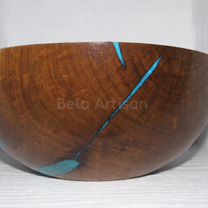 Cuenco Decorativo Artesanal Ecológico de Estilo Americano en Madera y Resina con Diseño Único de Incrustaciones, Resina Azul Vibrante para Fiestas - Product Image 1