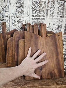 Planche à découper rectangulaire en bois de luxe Artizon Studio avec poignée facile à saisir, durable et réutilisable, passe au lave-vaisselle - Product Image 1