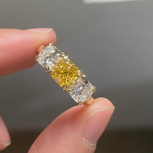 แหวนเพชรเลี้ยงในห้องปฏิบัติการทรงสามเม็ด 1.5 กะรัต สีเหลืองแฟนซี ทรงคุชชั่น ตัวเรือนทอง 14K ดีไซน์หรูหราเหนือกาลเวลา - Product Image 3