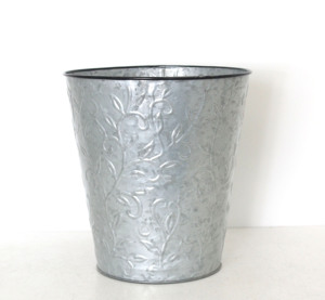 Pot de fleurs rond galvanisé naturel, pot de plantes embossé style ferme pour usage intérieur et extérieur - Product Image 1