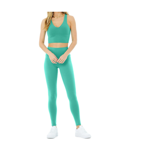 Ensemble de yoga élégant en polyester offrant un ajustement confortable, leggings taille haute et soutien-gorge de sport assorti pour femmes - Product Image 2