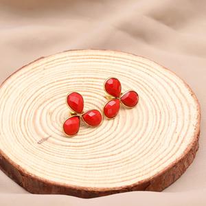 Boucles d'oreilles clous en corail rouge faites à la main, forme poire, plaqué or vermeil, sertissage clos, bijoux tendance pour fêtes ou cadeaux - Product Image 4