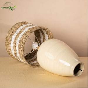 Lampe de table artisanale moderne et minimaliste en bambou et jonc de mer avec base en céramique, abat-jour d'intérieur - Product Image 4
