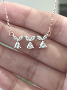 Collar de Diamantes con Corte de Pera de 1.00ct, Certificado IGI, Cultivado en Laboratorio, Oro de 14k, Diseño de Triple Gota, Engaste de Puntas, para Mujer, Boda, Lujo - Product Image 1