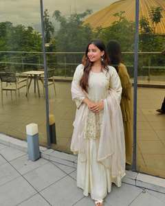 Nueva Colección de Diseñador, Conjunto de Top, Pantalón y Dupatta de Georgette Indio-Pakistaní, Completamente Cosido y Listo para Usar, con Detalles en Piel de Zorro Natural - Product Image 1