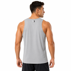 Construcción ligera que permite un movimiento fácil con la camiseta sin mangas Man Tank Top, ideal para actividades al aire libre y rutinas diarias. - Product Image 3