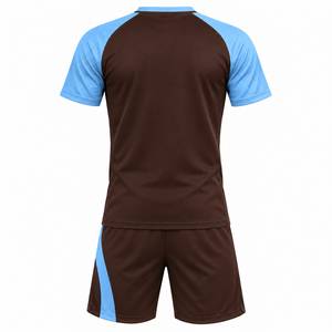 Conjunto de Camiseta y Pantalones Cortos de Fútbol para Hombre, Color Marrón con Bloques de Color Azul Claro, Cuello en V, Manga Corta, Absorbe la Humedad, Corte Atlético - Product Image 3