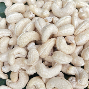 Offre Spéciale – Noix de Cajou Brutes Écrouées Comestibles de Haute Qualité du Vietnam – Taille de Coupe Personnalisée Santigo - Product Image 1