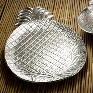 Plateau de service en métal antique de luxe avec finition artisanale pour une décoration intérieure haut de gamme, forme d'ananas, métal décoratif - Product Image 1