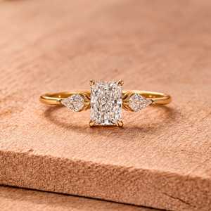 Anillo de compromiso con 1 diamante radiante y 2 diamantes talla cometa cultivados en laboratorio, oro macizo de 10K, 14K, 18K, diseño de joyería fina, certificado IGI, color E VVS - Product Image 1