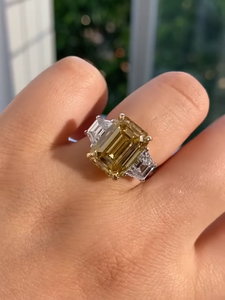 Anillo de Compromiso REVAT JEWELS con Tres Piedras de Diamante Amarillo Cultivado en Laboratorio de 5 Quilates, Piedras Laterales Trapezoidales, Oro de 18K, Certificado IGI - Product Image 1